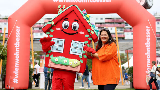 Vizebürgermeisterin Kathrin Gaál mit dem Maskottchen Wohna Lisa am Tag des Wiener Wohnbaus