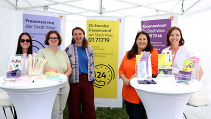 Selama Arapovic und Kathrin Gaál an einem Beratungsstand mit Mitarbeiterinnen des Frauenservice der Stadt Wien