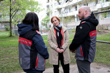 Zwei Ordnungsberater*innen von hinten im Gespräch mit Elke Hanel-Torsch, der Wohnbaustadträtin.