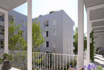 Visualisierung eines Innenhofs einer neuen Wohnhausanlage, Blick von einer Pawlatschen aus. Weiße Wände, begrünter Hof.
