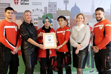 Lehrlinge der Wiener Wohnen Hausbetreuung (HAB) mit Geschäftsführerin Michaela Bankel und Wohnbaustadträtin Elke Hanel-Torsch 