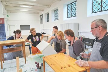 Eines der zahlreichen Highlights von Hotel Sperrmüll: Workshop für Restaurierung von „Möbelei“, Expert*innen für nachhaltiges Wohnen.