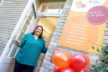 Kathrin Gaál steht einladend in der offenen Türe des Grätzl-Zentrums Reumannhof