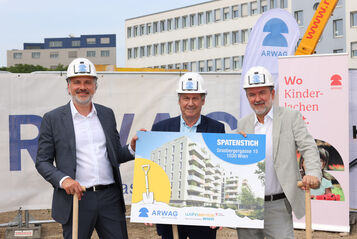 ARWAG-Vorstand Christian Raab, BV Erich Hohenberger und ARWAG-Vorstand Thomas Drozda (v.l.n.r.) markierten den Beginn des Bauprojekts.
