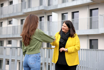 Kathrin Gaál steht einer langhaarigen jungen Frau gegenüber. Die Vizebürgermeisterin schüttelt der Frau die Hand.