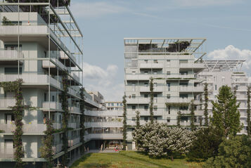 Visualisierung eines Wohnprojekts mit weißer Fassade und vertikaler Begrünung