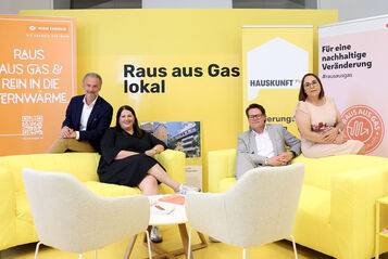(v.l.n.r.): Baudirektor Bernhard Jarolim, Vizebürgermeisterin Kathrin Gaál, Klimastadtrat Jürgen Czernohorszky, Bezirksvorsteher Stellvertreterin Julia Lessacher. Gaál und Czernohorszky sitzen jeweils auf einer gelben Ledercouch, auf deren Rückenlehnen Jarolim und Lessacher sitzen. Jarolim trägt eine helle Hose, weißes Hemd und einen dunkelblauen Blazer, Gaál ein schwarzes Kleid, Czernohorszky einen hellgrauen Anzug mit weißem Hemd, Lessacher ein beiges Kleid.