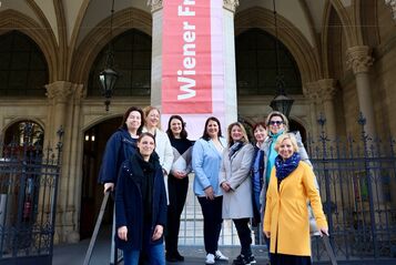 Startschuss für die erste Wiener Frauenwoche: Vizebürgermeisterin und Frauenstadträtin Kathrin Gaál lud Vertreterinnen aller Fraktionen im Gemeinderat zum Hissen der Fahne ein.